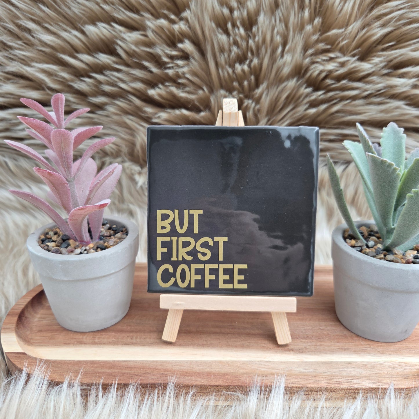 Robuust wenstegeltje met tekst: But first coffee