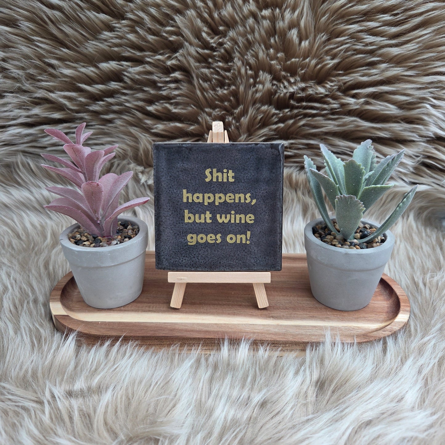 Robuust Tegeltje – Shit Happens, But Wine Goes On!