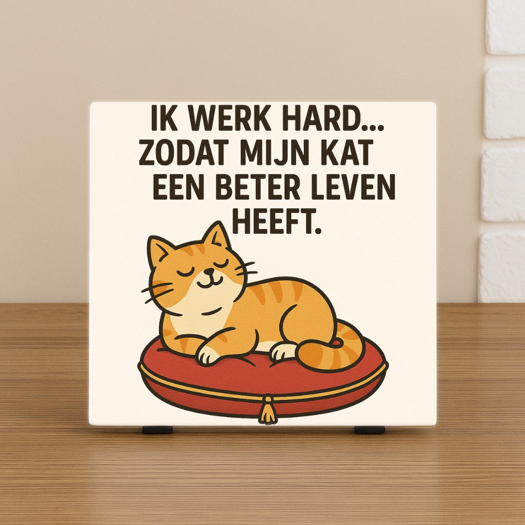 Keramische tegel met illustratie van een oranje kat op een rood kussen en de tekst 'Ik werk hard zodat mijn kat een beter leven heeft'. Wenstegeltje, Spreuktegel, bedrukt, cadeau, kantoor, thuis, zomaar, trendy, gepersonaliseerd, Decoratie