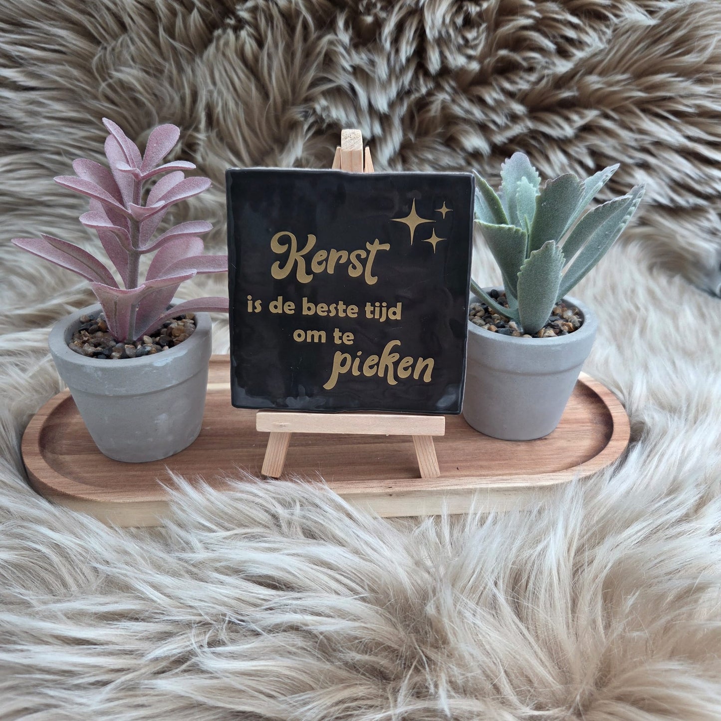 "Zwarte tegel met gouden tekst ‘Kerst is de beste tijd om te pieken’ en sterretjes. Robuust wenstegeltje, Kerscadeau, Feestdagen, Decoratie tegeltje