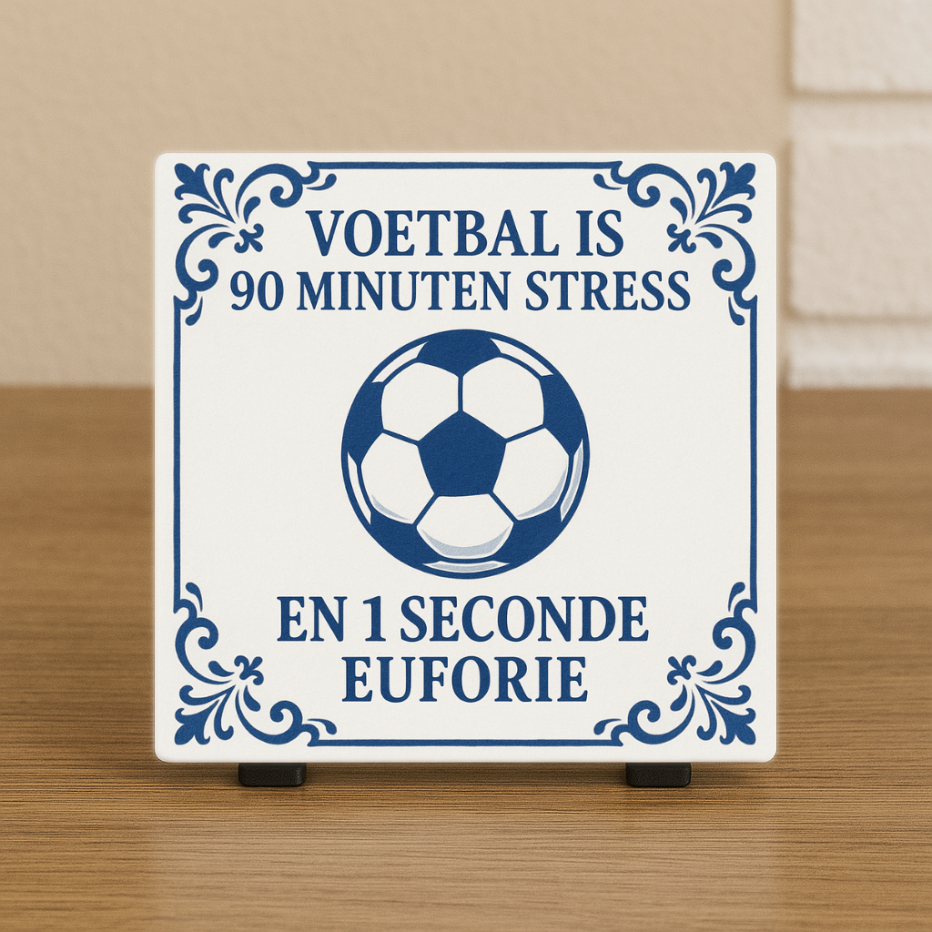 Spreuktegeltje met blauwe decoratieve rand, in het midden een voetbal en de tekst ‘Voetbal is 90 minuten stress en 1 seconde euforie’. Delftsblauw