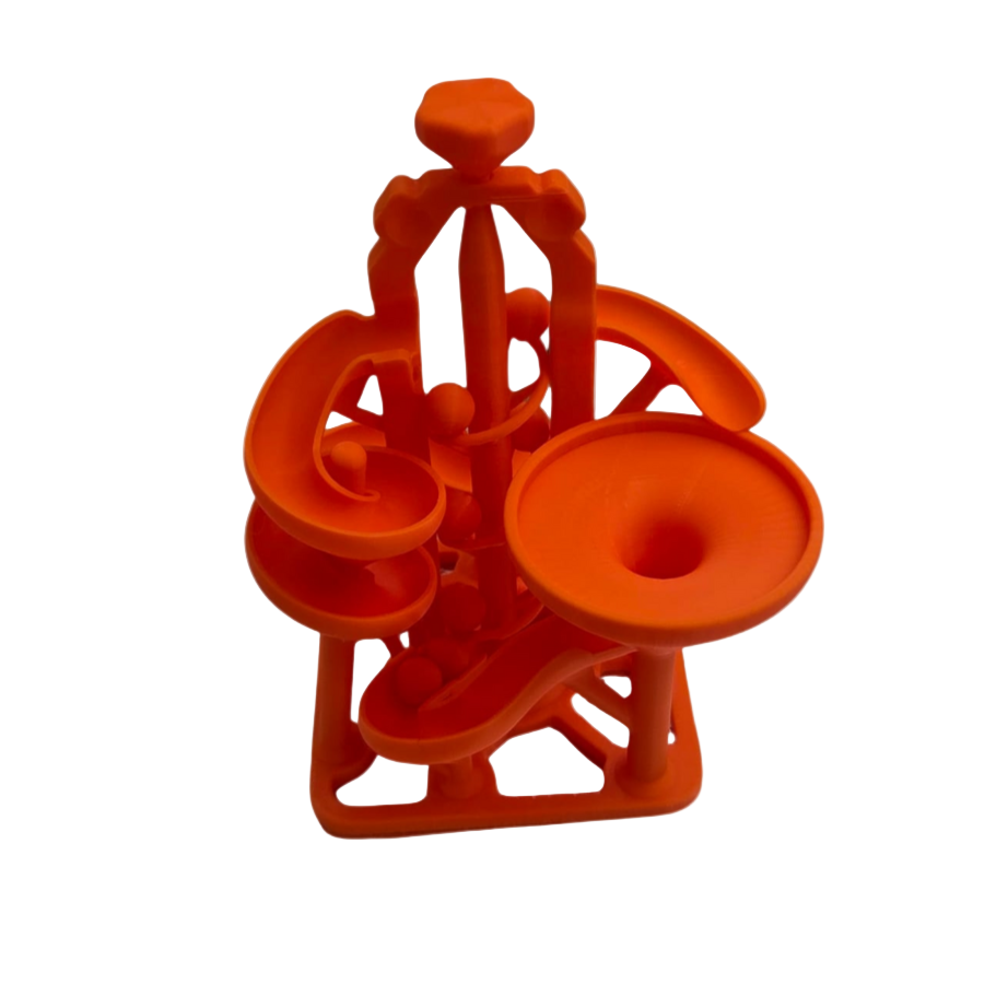 Oranje 3D-geprinte marble run van PLA-kunststof, met meerdere banen waar knikkers doorheen rollen, weergegeven op een neutrale achtergrond.