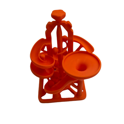 Oranje 3D-geprinte marble run van PLA-kunststof, met meerdere banen waar knikkers doorheen rollen, weergegeven op een neutrale achtergrond.