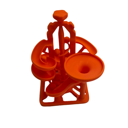 Oranje 3D-geprinte marble run van PLA-kunststof, met meerdere banen waar knikkers doorheen rollen, weergegeven op een neutrale achtergrond.
