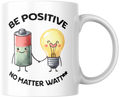 “Be Positive — No Matter Watt” – Woordgrap-mok met batterij & lamp