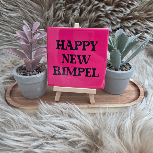 Spreuktegel met tekst Happy new rimpel