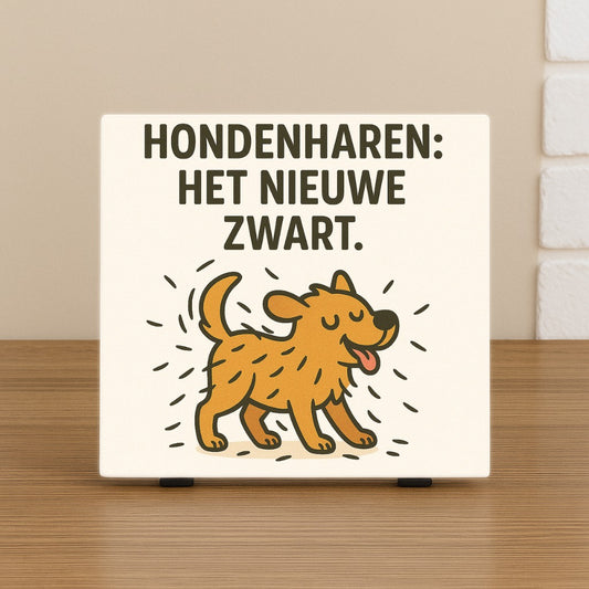 Keramische tegel met illustratie van een hond en de tekst 'Hondenharen: het nieuwe zwart'. Wenstegeltje, Spreuktegel, bedrukt, cadeau, kantoor, thuis, zomaar, trendy, gepersonaliseerd, Decoratie