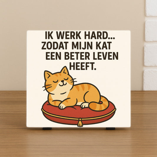 Keramische tegel met illustratie van een oranje kat op een rood kussen en de tekst 'Ik werk hard zodat mijn kat een beter leven heeft'. Wenstegeltje, Spreuktegel, bedrukt, cadeau, kantoor, thuis, zomaar, trendy, gepersonaliseerd, Decoratie