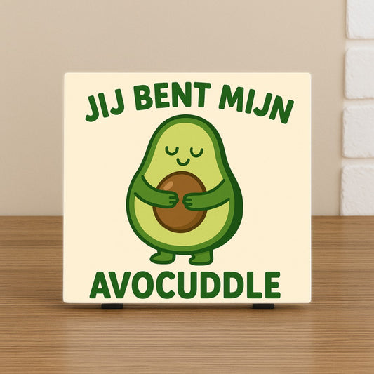 Keramische tegel met illustratie van een avocado en de tekst 'Jij bent mijn avocuddle'. Wenstegeltje, Spreuktegel, bedrukt, cadeau, kantoor, thuis, zomaar, trendy, gepersonaliseerd, Decoratie, 