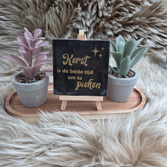 "Zwarte tegel met gouden tekst ‘Kerst is de beste tijd om te pieken’ en sterretjes. Robuust wenstegeltje, Kerscadeau, Feestdagen, Decoratie tegeltje