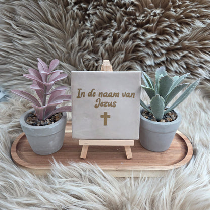 "Decoratieve tegel met gouden tekst ‘In de naam van Jezus’ en kruisje, beige tegeltje"