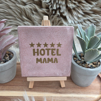 Robuust wenstegeltje: Hotel mama