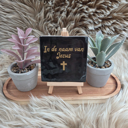 "Stijlvolle zwarte tegel met gouden tekst ‘In de naam van Jezus’ en kruisje, Jezus tegel tekst, Muziek,