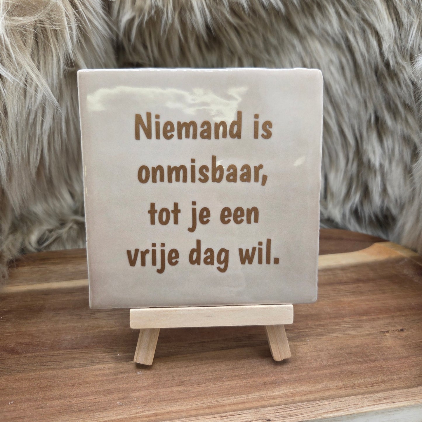 Robuust wenstegeltje: Niemand is onmisbaar, tot je een vrije dag wil.