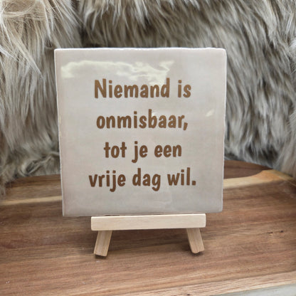 Robuust wenstegeltje: Niemand is onmisbaar, tot je een vrije dag wil.