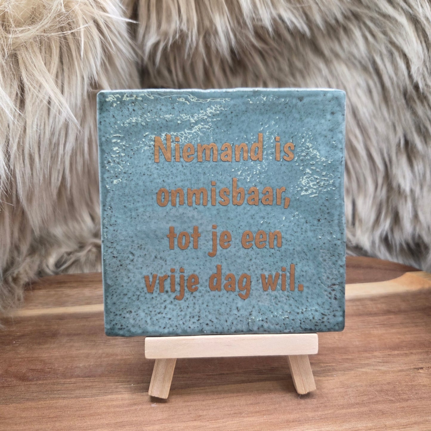 Robuust wenstegeltje: Niemand is onmisbaar, tot je een vrije dag wil.