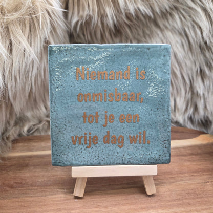 Robuust wenstegeltje: Niemand is onmisbaar, tot je een vrije dag wil.