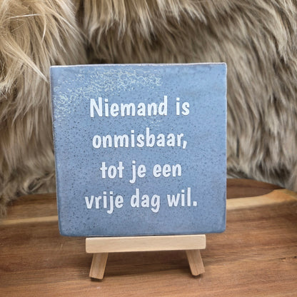 Robuust wenstegeltje: Niemand is onmisbaar, tot je een vrije dag wil.