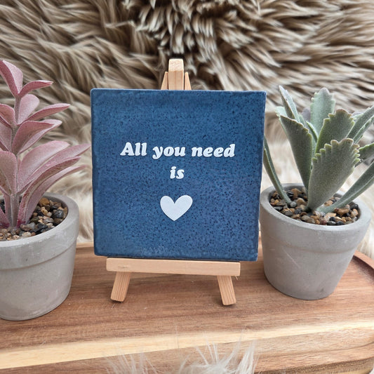Robuust wenstegeltje:  All you need is love