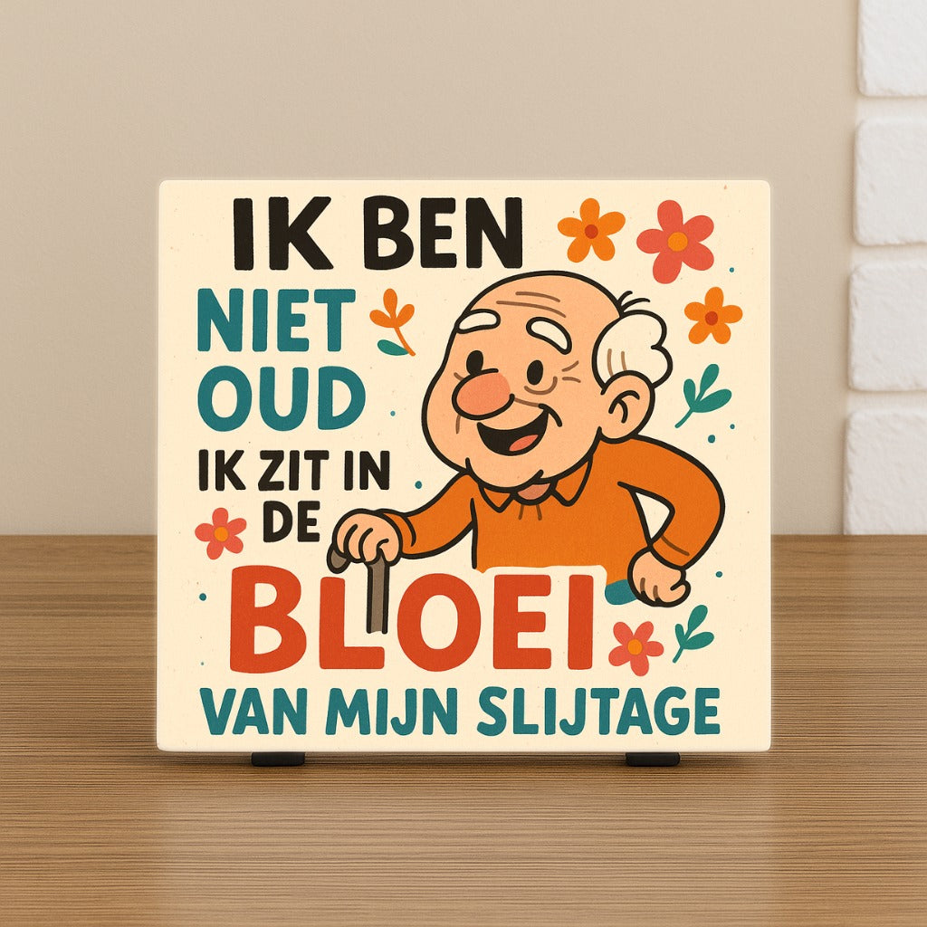 Keramische tegel met grappige tekst 'Ik ben niet oud, ik zit in de bloei van mijn slijtage' en illustratie van een opa.Wenstegeltje, Spreuktegel, bedrukt, cadeau, Thuis, Pensioen, Zomaar, trendy, gepersonaliseerd, Decoratie