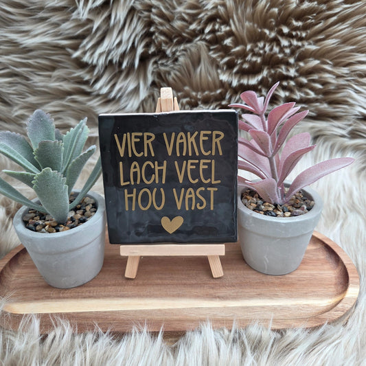 Robuust Wenstegeltje zwart – Vier vaker lach veel – Hip trendy tegeltje – Tegeltje met Spreuk – Keramiek – 10x10 cm – Wanddecoratie – Cadeau voor Nieuwe Woning, Housewarming of Gezinscadeau – Sfeervol en Persoonlijk - Vriend(in) - Zomaar – Trendy nu