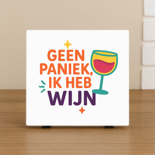 Keramische tegel met illustratie van een wijnglas en de tekst 'Geen paniek, ik heb wijn'. Wenstegeltje, Spreuktegel, bedrukt, cadeau, kantoor, thuis, zomaar, trendy, gepersonaliseerd, Decoratie