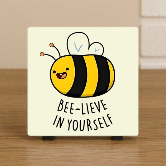 Schattige Tegel 10,5x10,5 cm – “Bee-lieve in Yourself” – Motiverend Cadeau met Bij