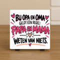 Spreuktegel: Bij opa en oma geldt één regel: Papa en mama weten van niets.