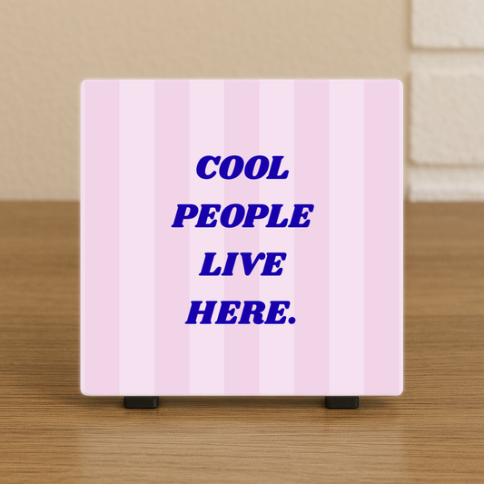Spreuktegeltje "Cool people live here"
