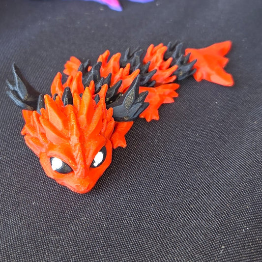 3D-geprint rood en zwart draakje van PLA, flexibel ontwerp met schubben en hoorns