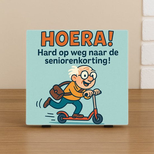Spreuk Tegel 10,5x10,5cm – Hoera! Hard op weg naar de seniorenkorting – Humor Cadeau – Trendy Nu –Decoratie – Zomaar - Pensioen - Afscheidcadeau
