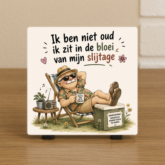 Spreuktegel:  “Ik ben niet oud, ik zit in de bloei van mijn slijtage.”