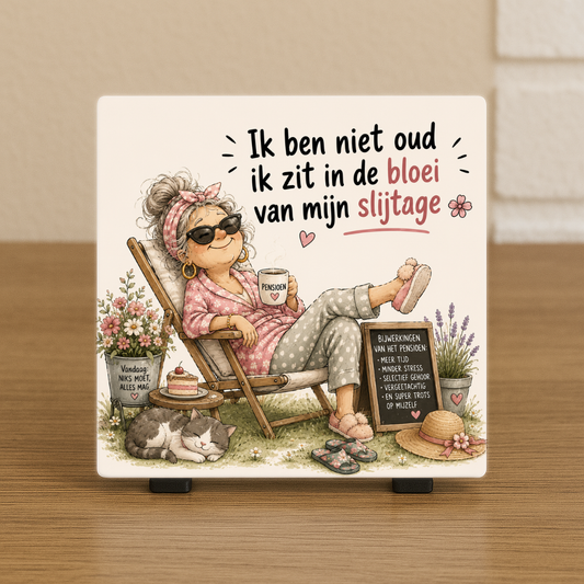 Spreuktegel:  “Ik ben niet oud, ik zit in de bloei van mijn slijtage.”